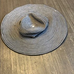 Resort style sun hat navy and off white